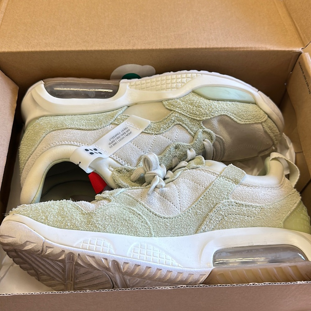 Jordan MA2 men’s size 9.5